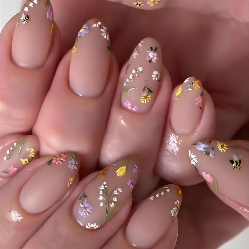 Kunstnagelset mit floralen Akzenten Brehn