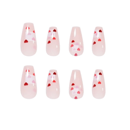 Kunstvolle Nagelverlängerungen mit Herzen-Design Brehn
