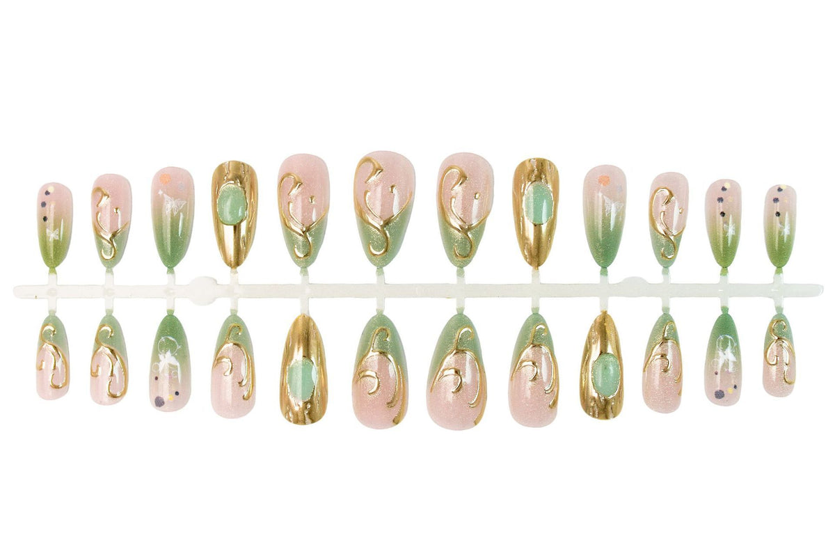 Kunstnagelset mit eleganten Goldakzenten und floralen Designs Brehn