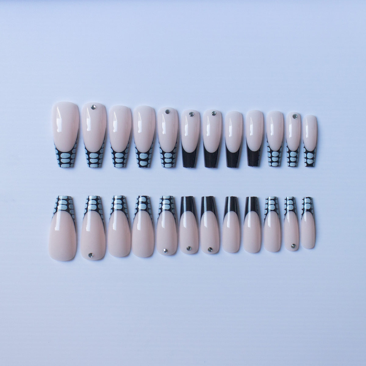 Künstlerisches Acryl-Nagelkunst-Set mit eleganten Punktdesigns