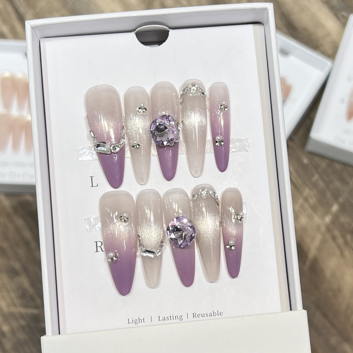 Elegante Stiletto Press-On Nägel mit Edelsteinakzenten Brehn