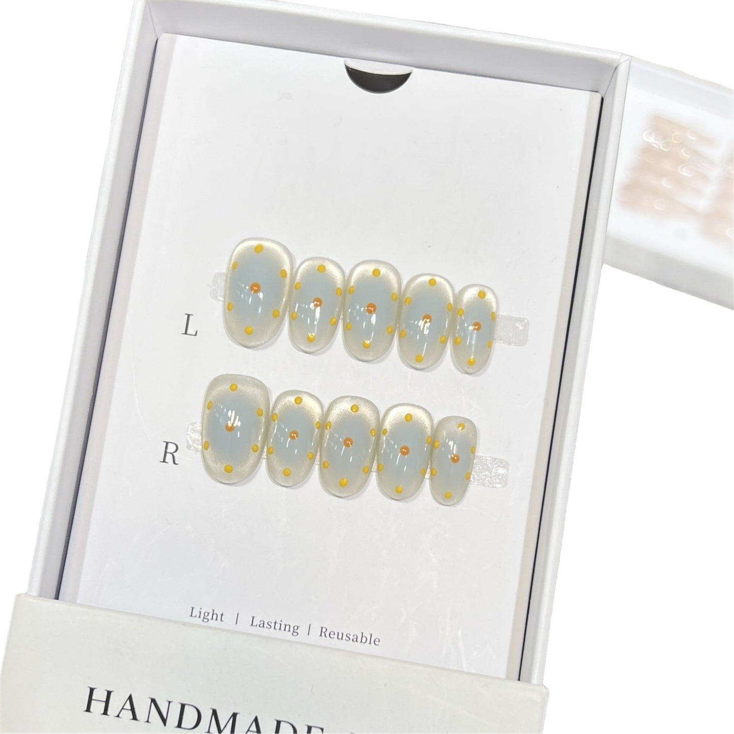 Handgemachter Press-On Nagel Set mit künstlerischem Blumenmuster Brehn
