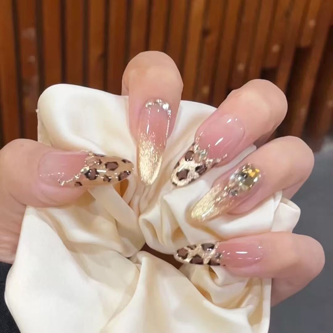 Kunstnägel mit Elegantem Leoparden-Design und Glitzer-Effekten Brehn