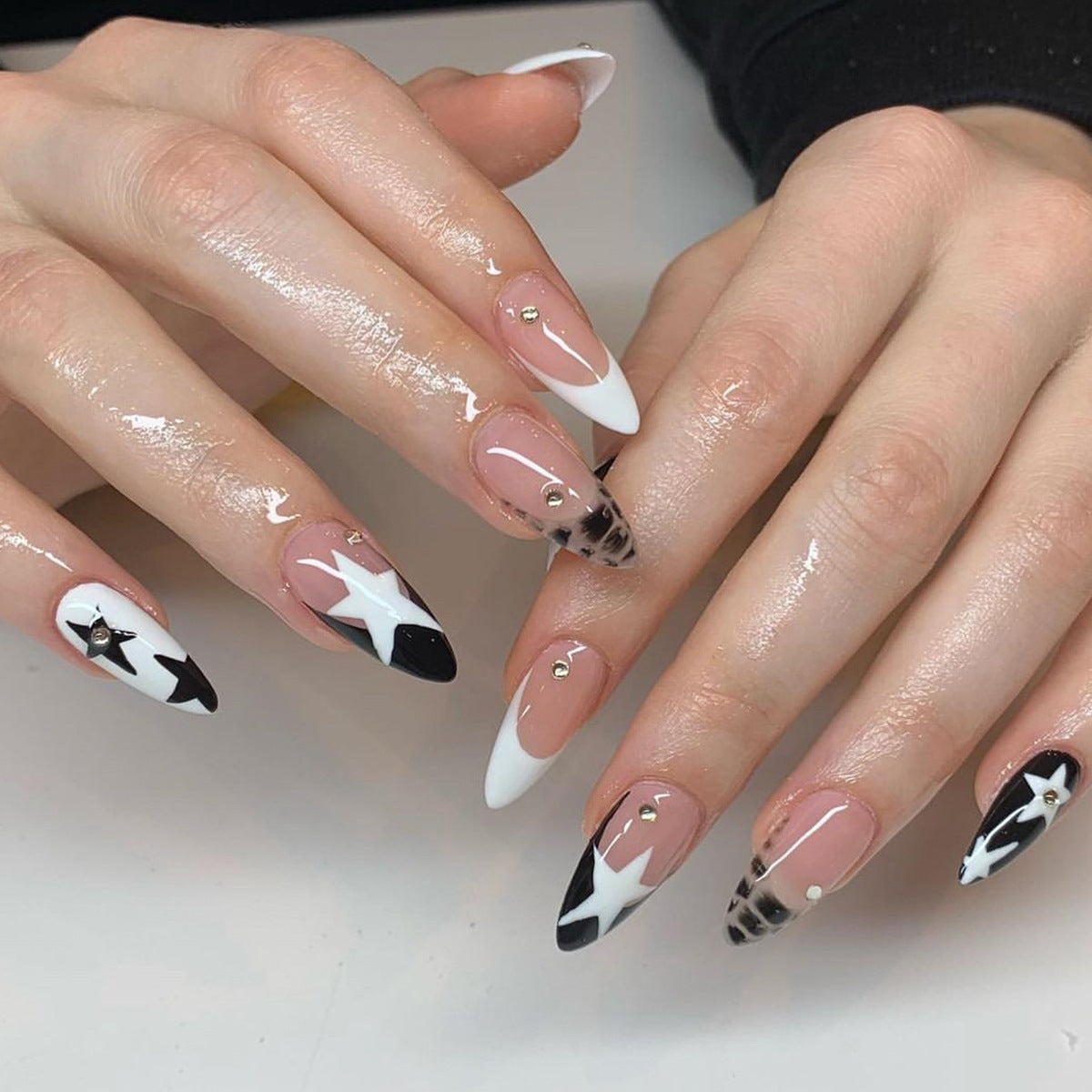 Stern-dekorierte Stiletto-Nagelkunst-Erweiterungen Brehn