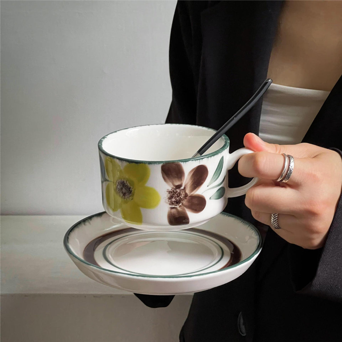 Porzellan-Cappuccino-Set mit botanischer Pinselmalerei und eleganter Randverzierung