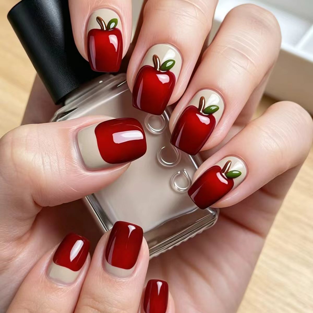 Kunstnägel mit Verspieltem Apfel-Motiv Brehn