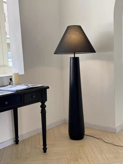 Elegante moderne Stehlampe mit stilvollem Schirm