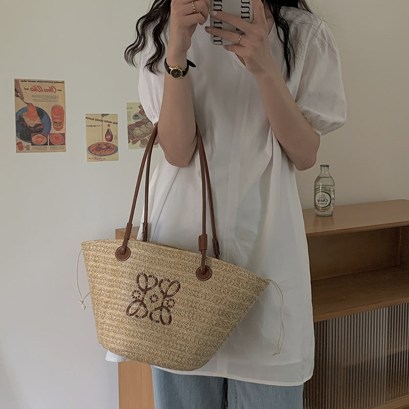 Damen Elegante Handtasche aus geflochtenem Naturmaterial mit luxuriösen Ledergriffen Brehn