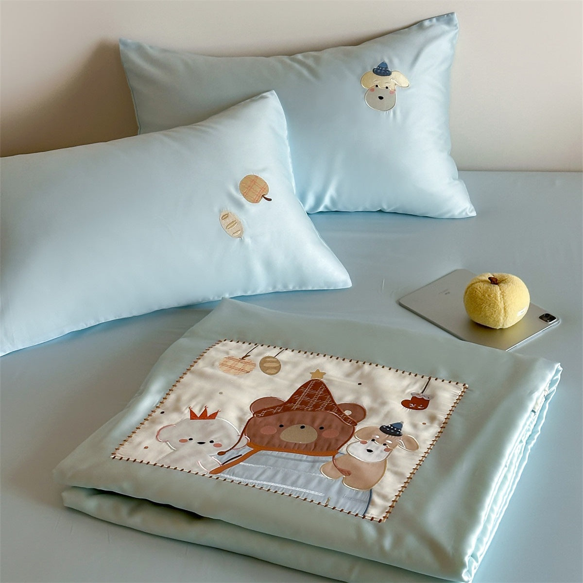 Kinder-Bettwäscheset mit applizierten Tierfiguren, satinierter Hülle und gesteppter Decke