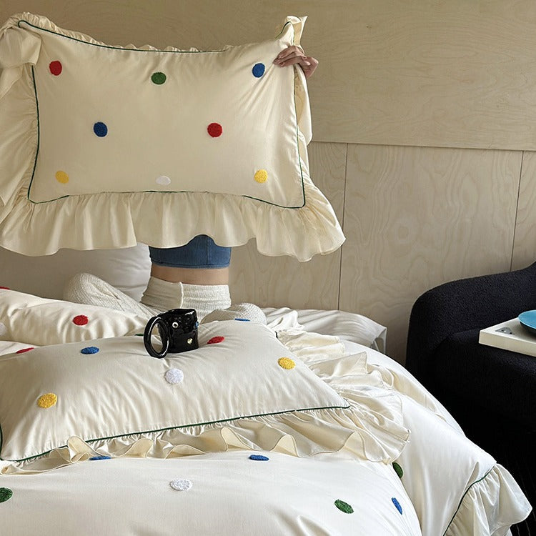 Bettwäsche-Garnitur mit bestickten Punkten, dekorativem Volant und feiner Paspelierung