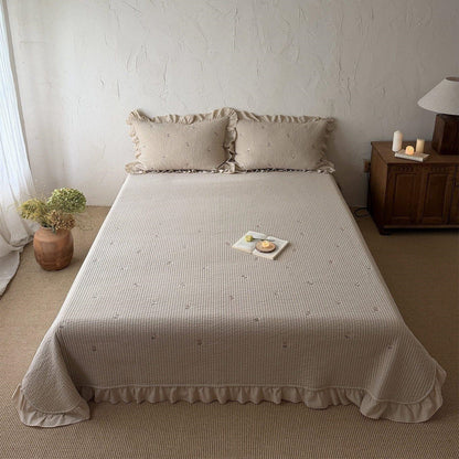 Gesteppte Tagesdecke- und Kissen-Set mit Volant und zarter Blumenstickerei