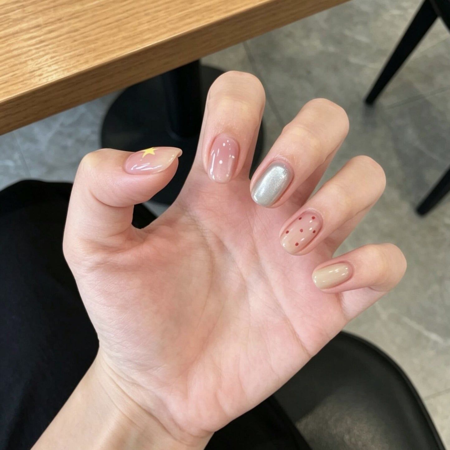 Künstlerisches Nageldesign mit dekorativen Elementen Brehn