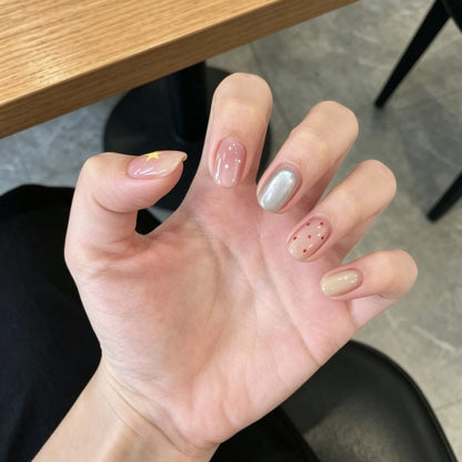 Künstlerisches Nageldesign mit dekorativen Elementen Brehn