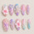 Kreatives Kunstnagelset mit zarten Blumen- und Glitzerdetails Brehn