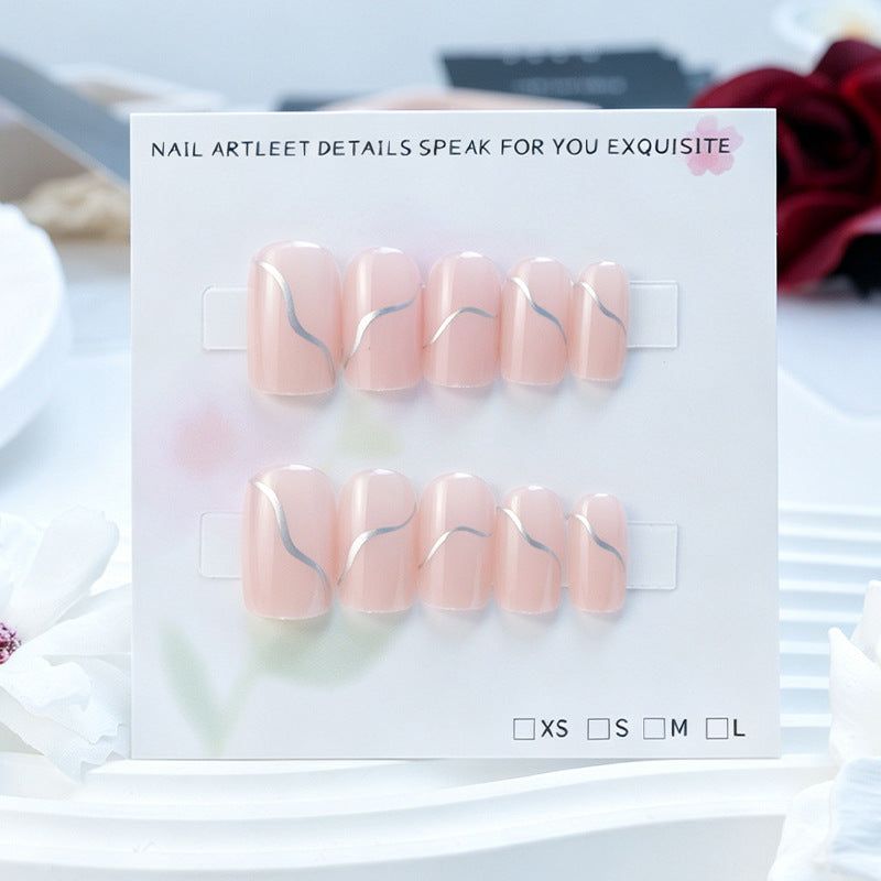 Kunstnagelset mit eleganten Wellenlinien und schimmernden Akzenten Brehn