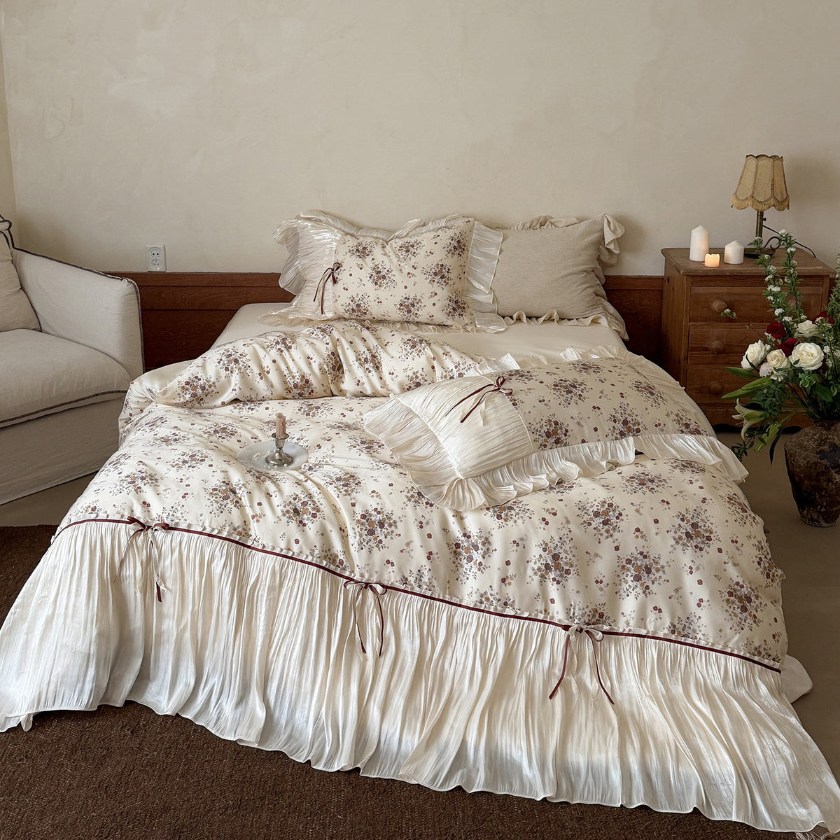 Romantisches Satin-Bettwäsche-Set mit Rüschenvolant, Blumen-Jacquard und Zierbändern Brehn