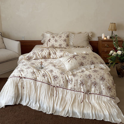 Romantisches Satin-Bettwäsche-Set mit Rüschenvolant, Blumen-Jacquard und Zierbändern Brehn