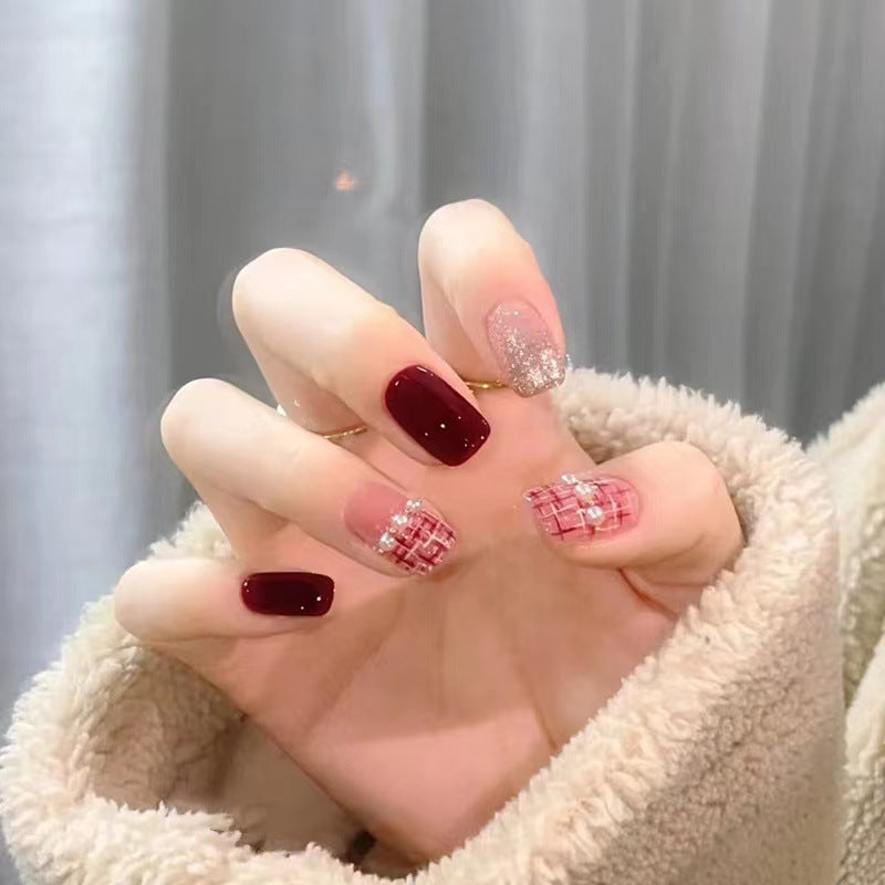 Kunstvolle Nagelsets mit floralen Akzenten Brehn