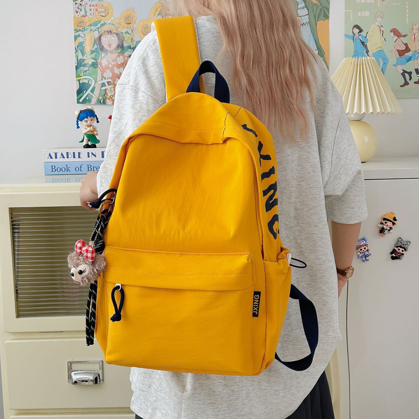 Lässiger Rucksack für den Alltag mit mehreren Taschen