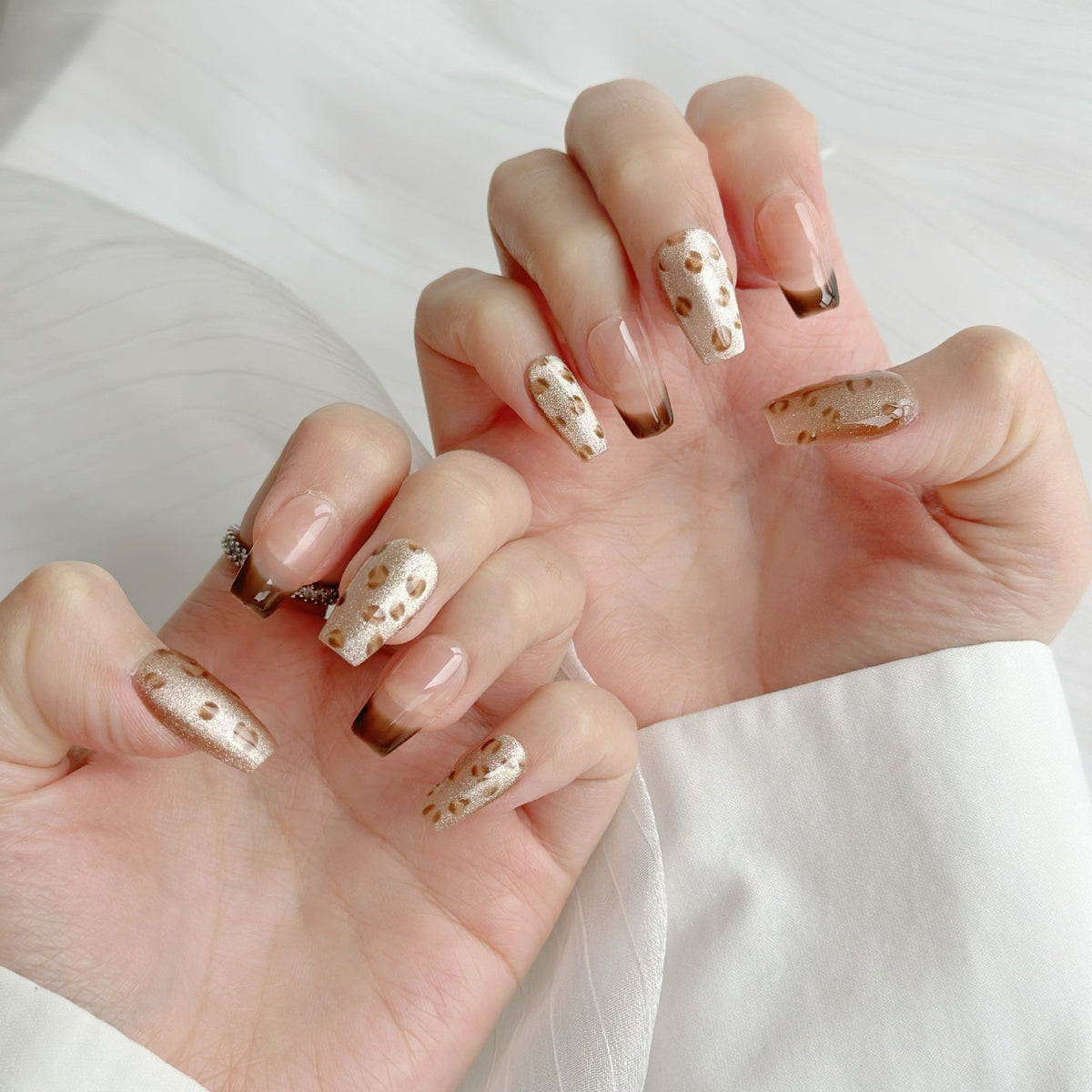 Dekoratives Press-On Nagelkunstset mit einzigartigem Muster