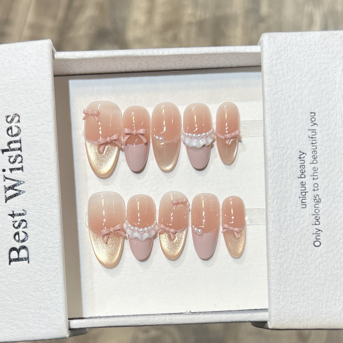 Elegantes Press-On Nagel Kunst Set mit Perlen- und Schleifenakzenten Brehn