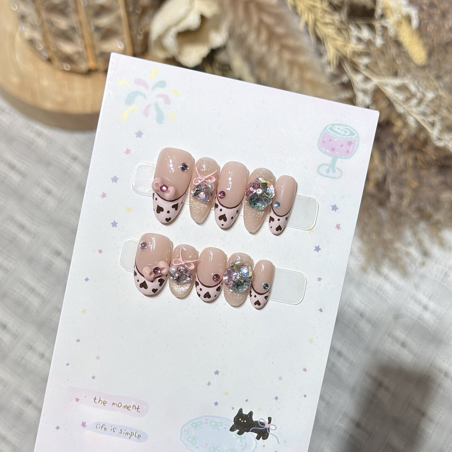 Dekoratives Press-On Nagelkunst-Set mit Herz- und Edelsteinakzenten Brehn