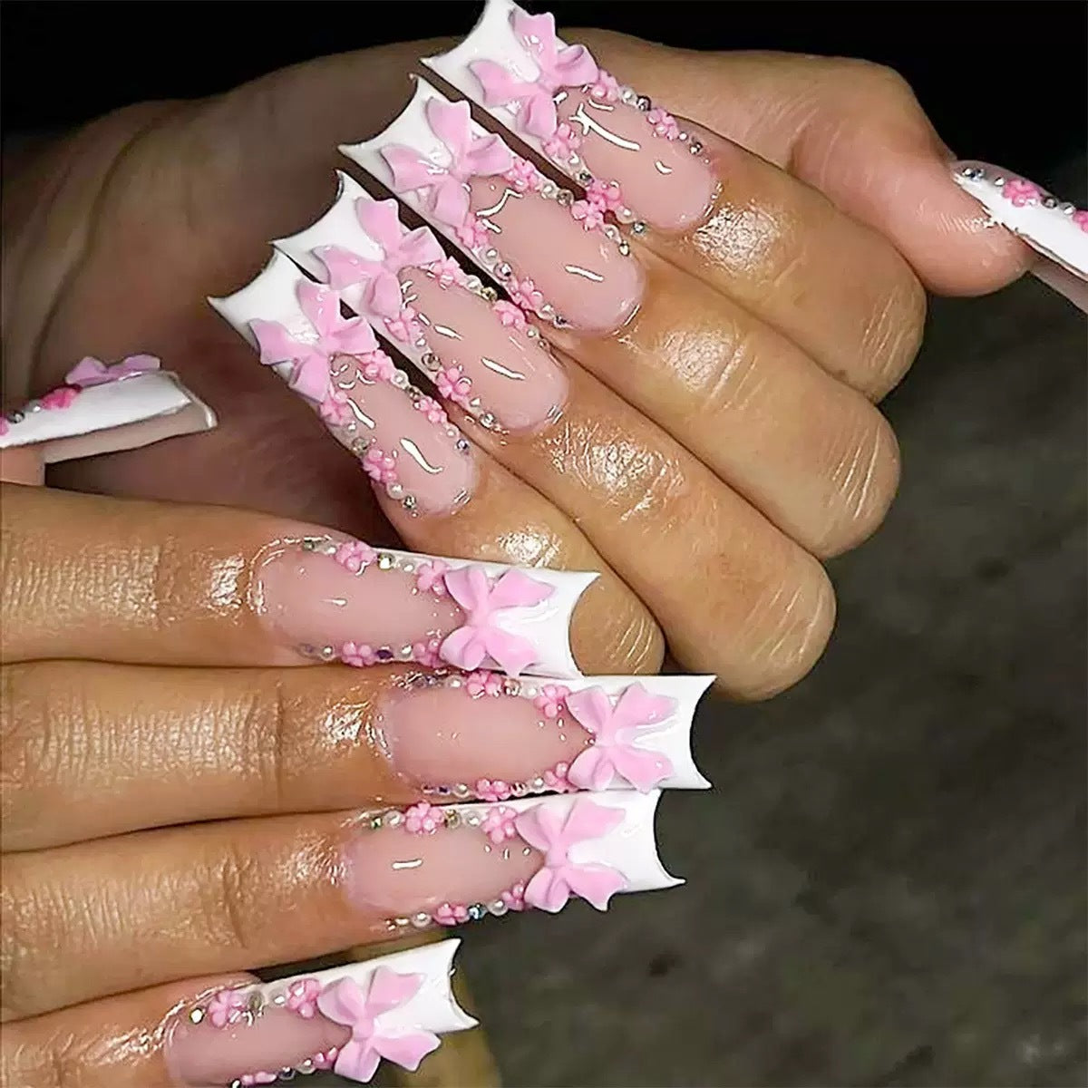 Kunstnagelset mit eleganten 3D-Blüten- und Perlenverzierungen Brehn
