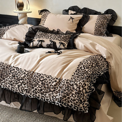 Satin-Feeling Leoparden Spitze Trim Rüschende Bettdeckenbezug Set mit Dekorativem Schleifen Kopfkissenbezügen