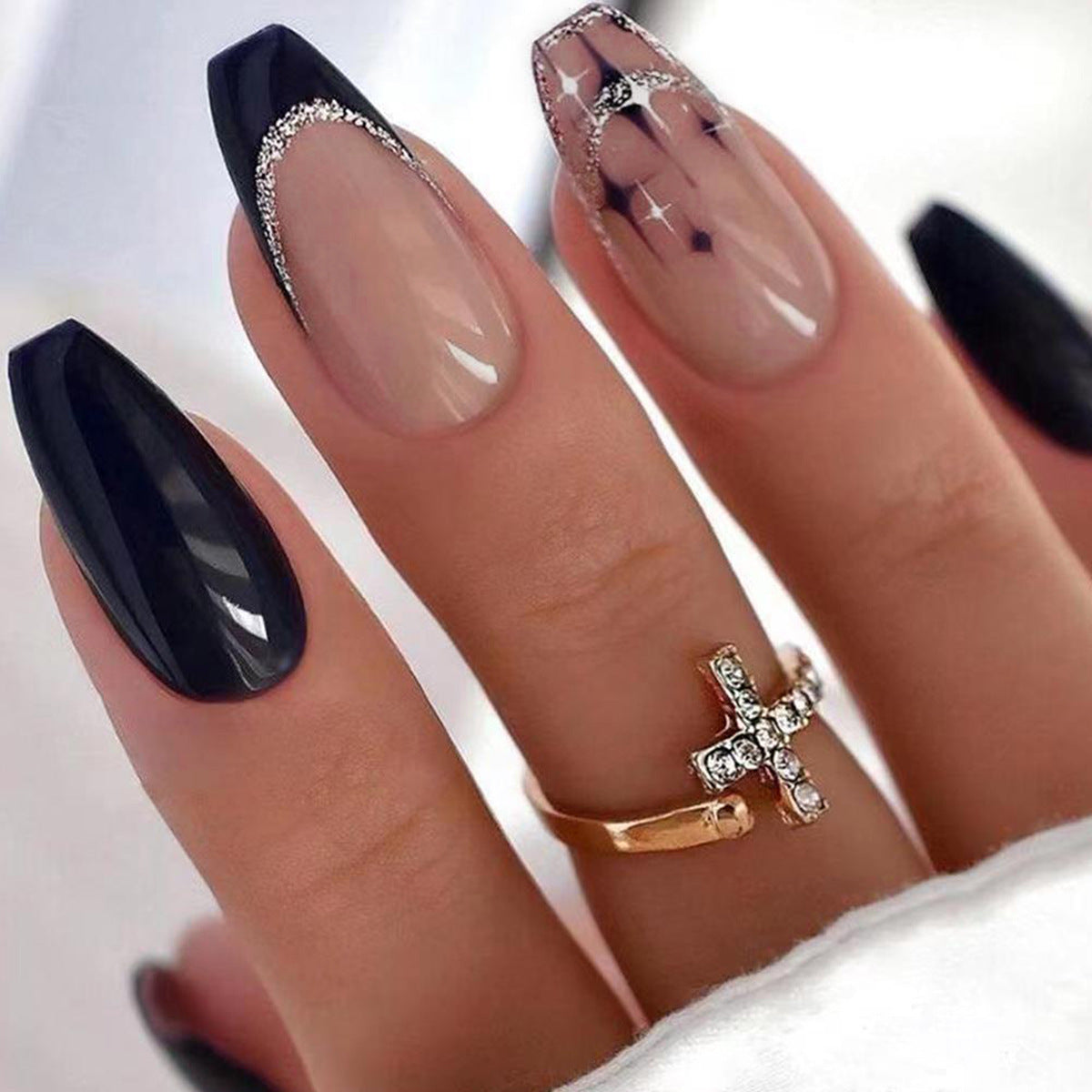 Elegante und kunstvolle Stiletto Kunstnägel mit Glitzerverzierungen Brehn