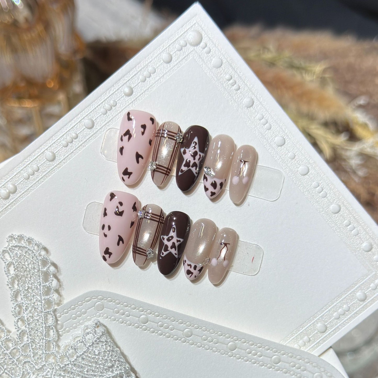 Künstlerisches Press-On Nagelkunstset mit einzigartigen Musterdesigns Brehn