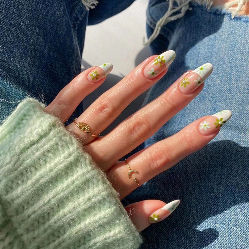 Kunstvolle Nagelkunst mit zarten Blütenmotiven Brehn
