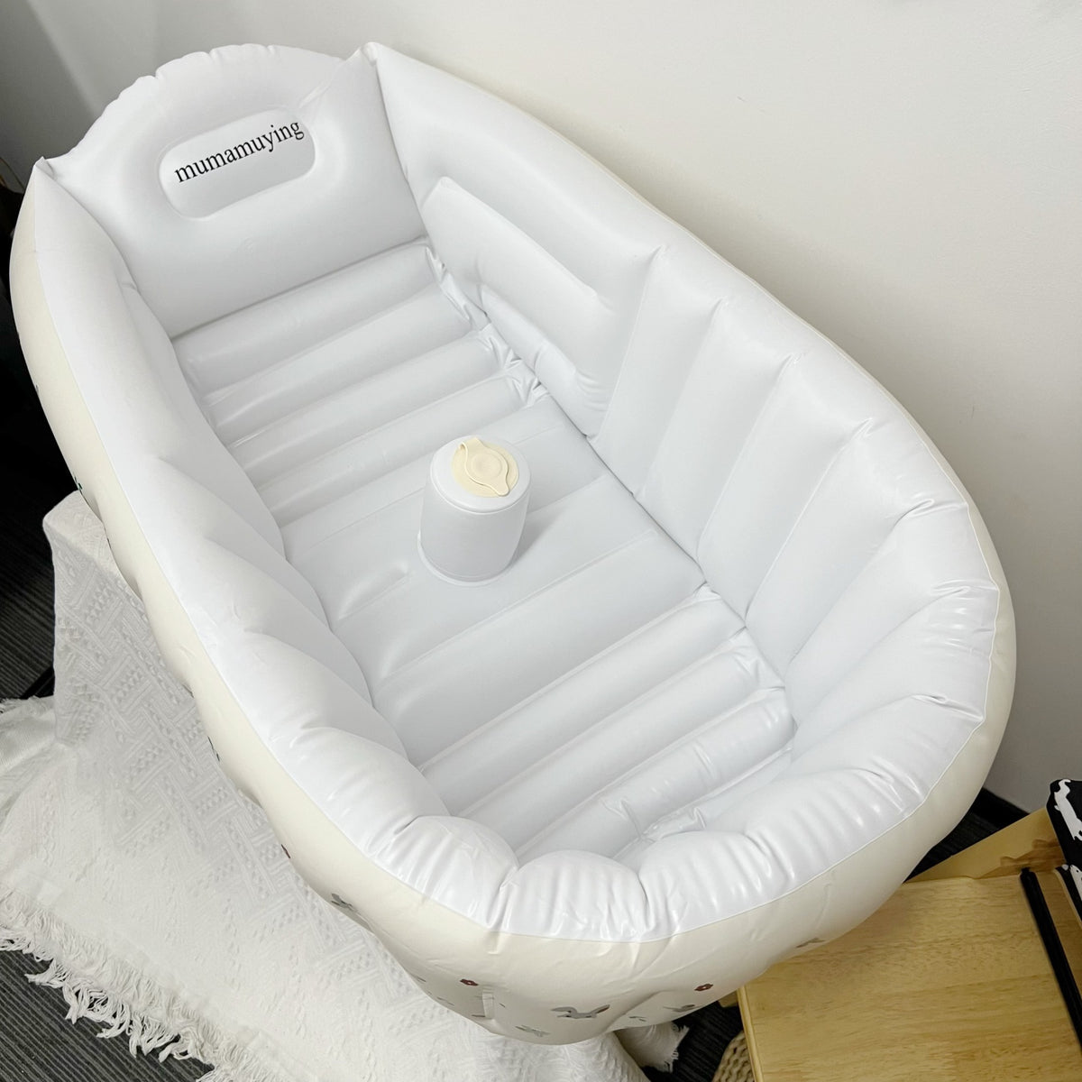 Aufblasbare tragbare Babybadewanne mit Kopfstütze und integriertem Becherhalter