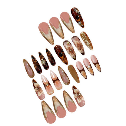 Dekorative Stiletto Press-On Nägel mit floralem und metallischem Akzent Brehn