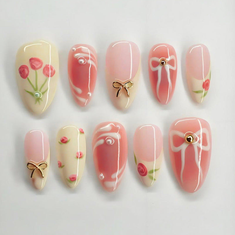Kunstnagelset mit floralen Akzenten und elegantem Glitzer Brehn