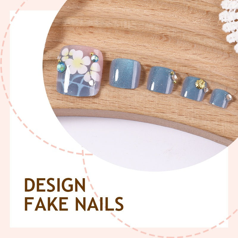Kunstnagelset mit floralen Applikationen und Glitzereffekten Brehn