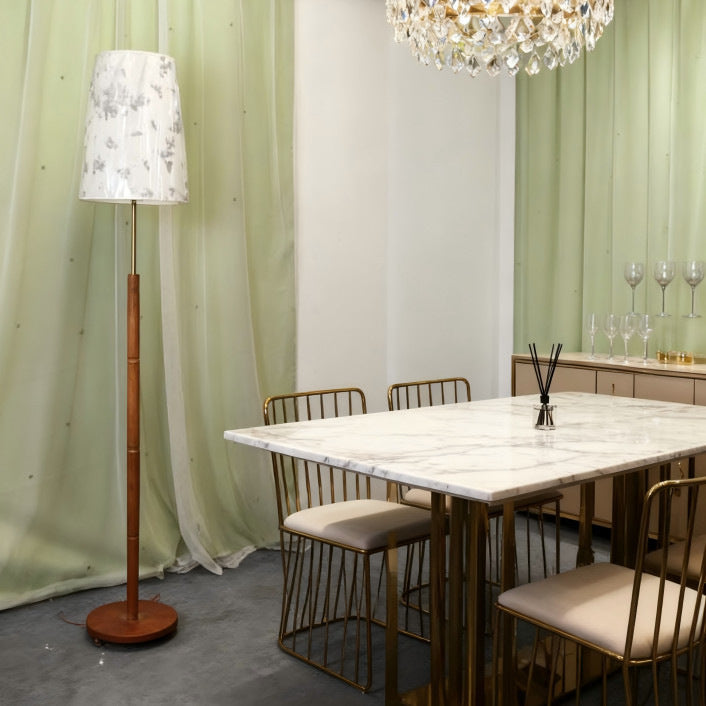 Stilvolle Stehlampe mit einzigartigem Stoffschirm