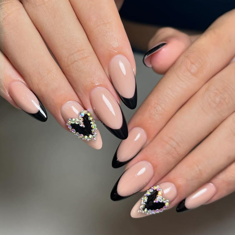 Künstlerisches Press-On Nagelset mit Herz- und Edelstein-Details Brehn