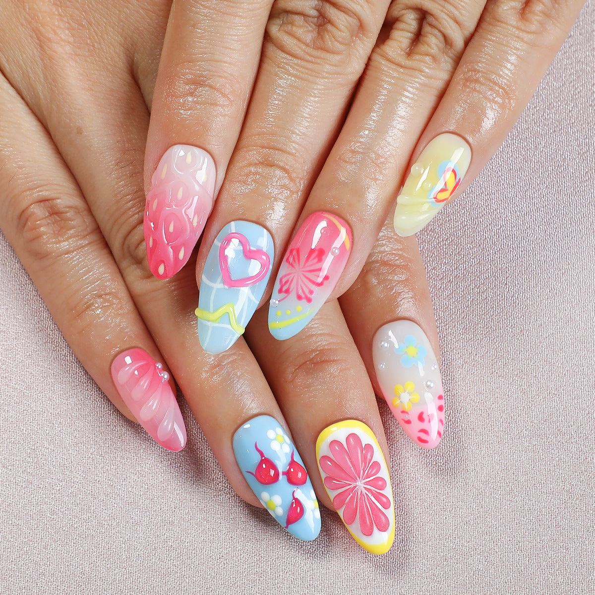 Kreatives Kunstnagelset mit verspieltem floralen Design und Glitzereffekten Brehn