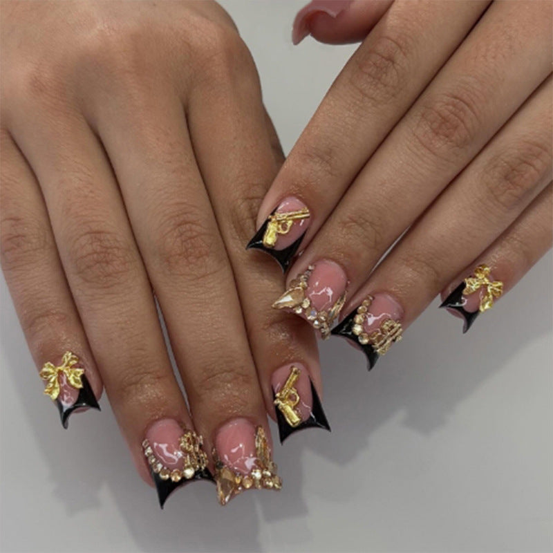 Kunstnagelset mit luxuriösen 3D-Verzierungen und eleganten Glitzerdetails Brehn
