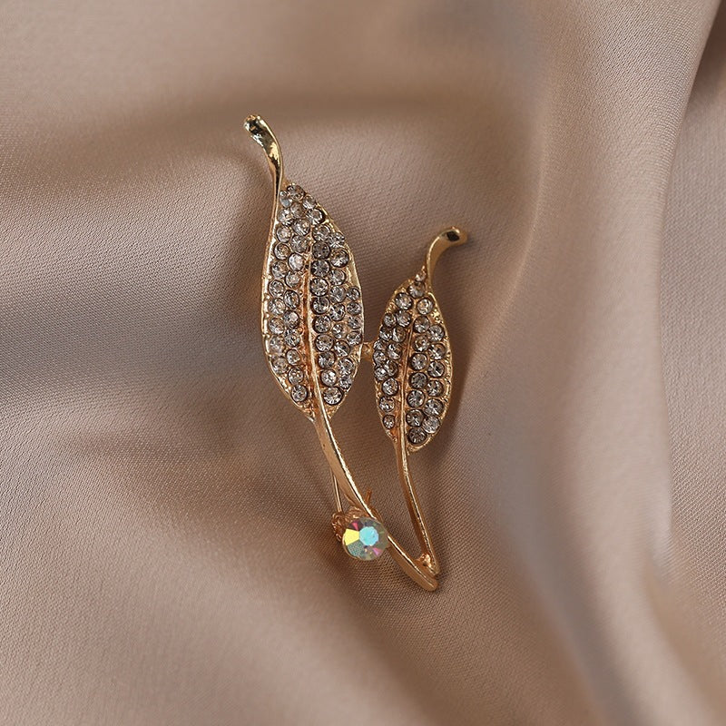 Elegante Brosche mit Blattform und Kristallen Brehn