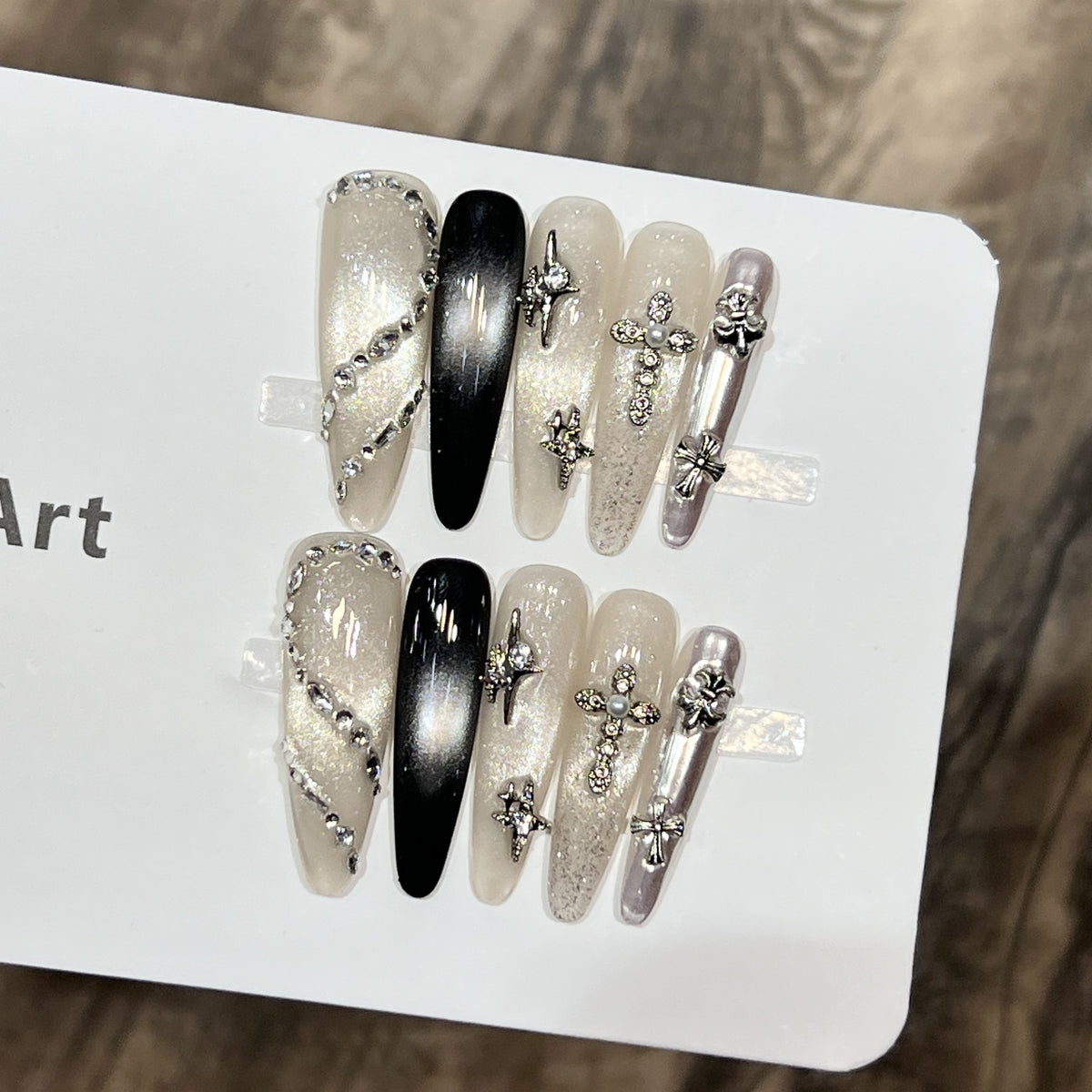 Dekoratives Stiletto Press-On-Nagelset mit Sternakzenten Brehn