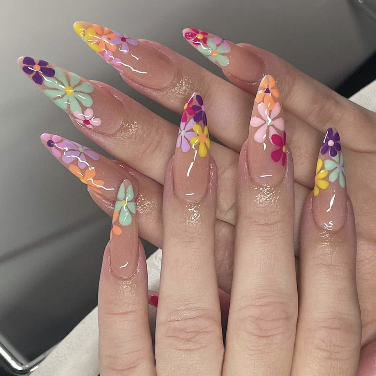 Kunstnagelset mit lebhaften Blumenmotiven und spitzen Akzenten Brehn