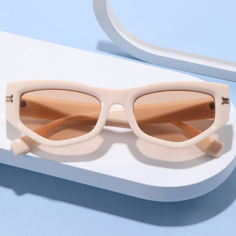 Damen trendige Cat-Eye-Sonnenbrille mit lackiertem Rahmen und akzentuierten Metall-Details Brehn