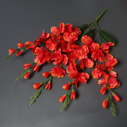 Lebensechte dekorative Blumenstrauß