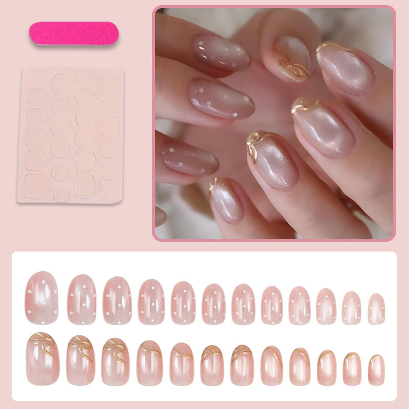 Kunstnagelset mit schimmernden Akzenten und eleganten Goldverzierungen Brehn