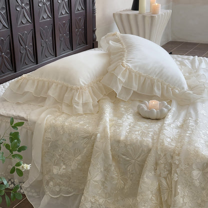Elegante Satinbettgarnitur mit doppellagigem Chiffon‑Volant und floraler Reliefstickerei
