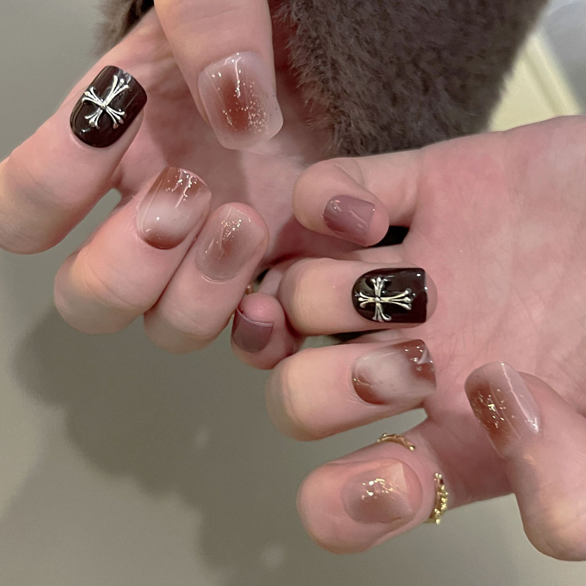 Kunstvolle Nagelverlängerungen mit elegantem Blattmuster Brehn
