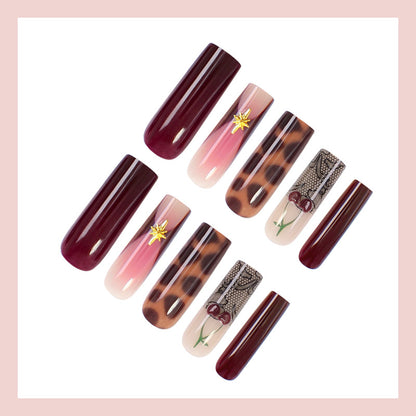 Kunstnagelset mit kreativen Designs und Glitzer Brehn