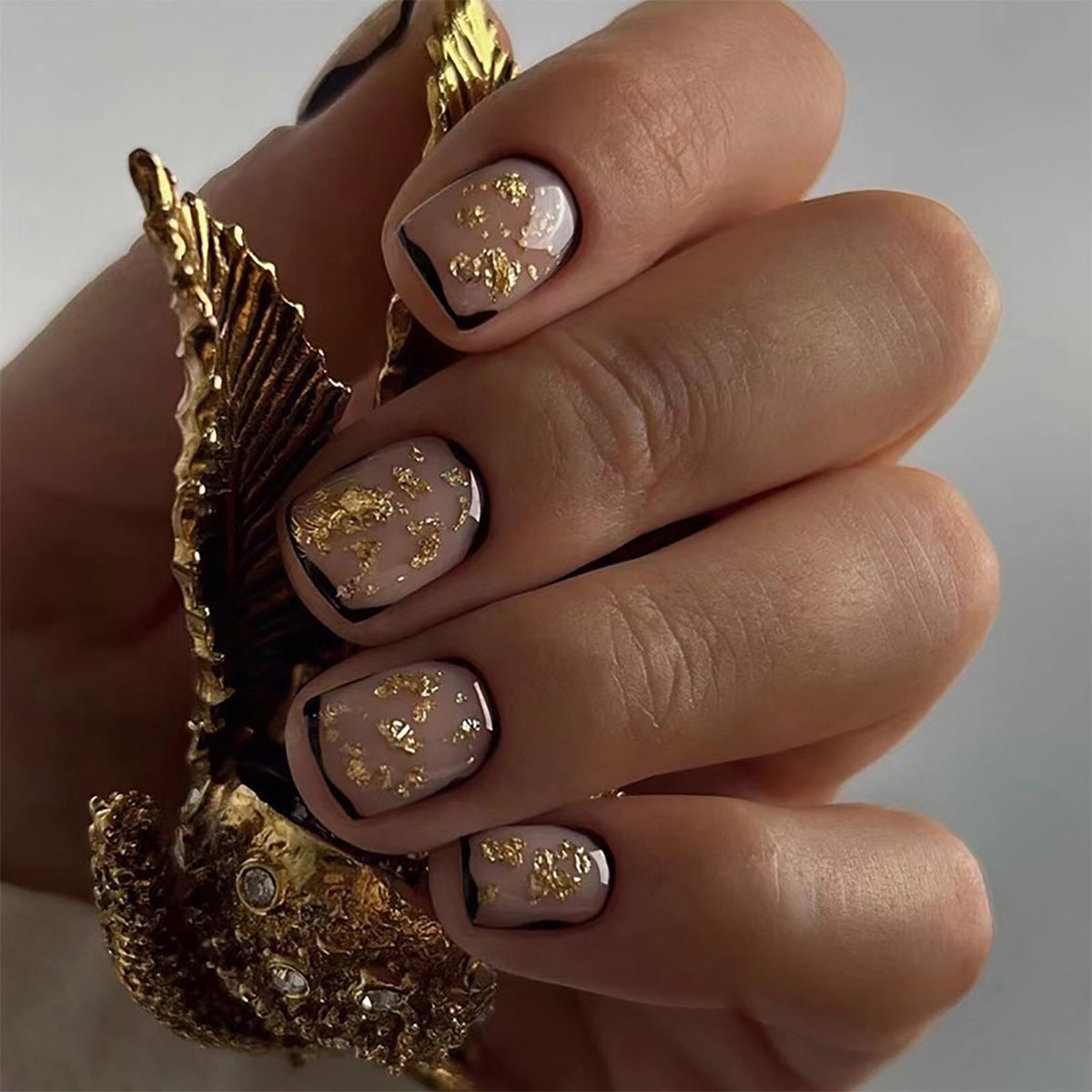 Kunstnagelset mit filigranen Goldakzenten und elegantem Finish Brehn