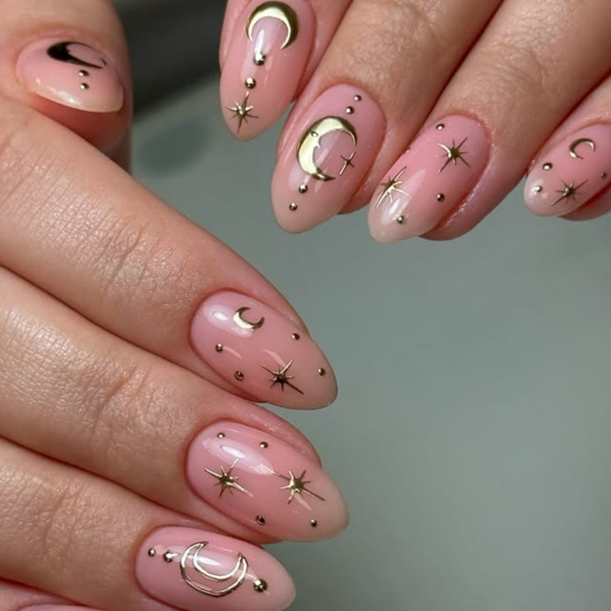 Kunstvolle Nagelverlängerungen mit mondförmigen und sternenförmigen Dekoren Brehn